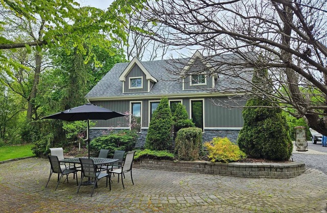 Beautiful, Cozy, Garden Cottage in Bloomfield.nPerfect for a Fall getaway!
