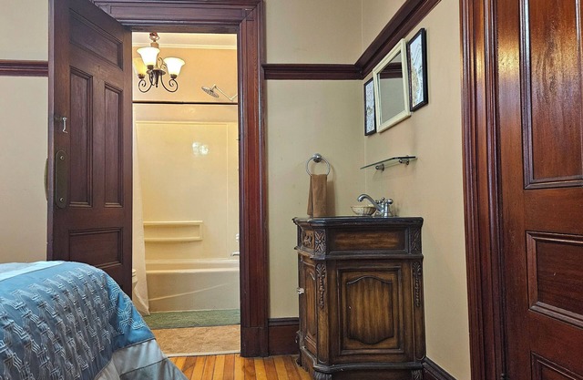 Beautiful, Cozy Victorian B & B in historic Bangor with WiFi and AC