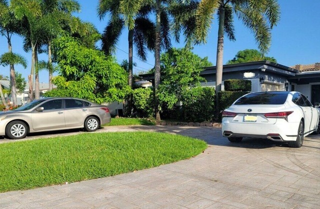 Beautiful Crystal lake house- Central to all the local hotspots.