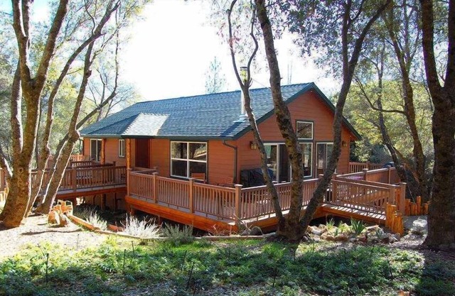 BEAUTIFUL CUSTOM CABIN Near Bass Lake and Yosemite