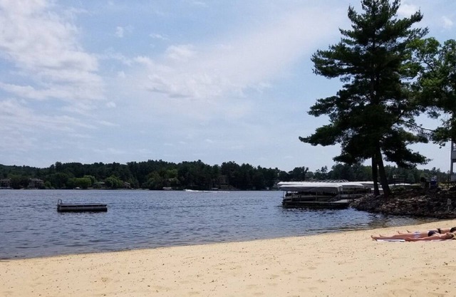 Beautiful Dells Condo with Beach, Indoor/Outdoor Pools & Hot Tubs, Lake Access
