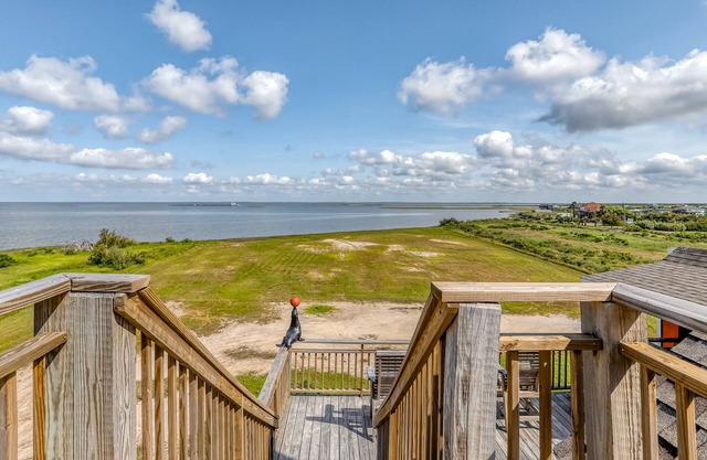 Beautiful, dog-friendly home with decks & amazing views - walk to beach & bay