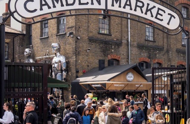 Beautiful double-bed room & living room w/sofa bed available in Camden Town