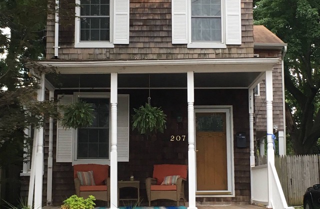 Beautiful Eastport Home walking distance to downtown and USNA. Includes parking