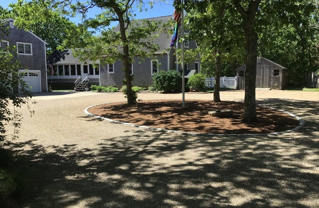 Beautiful Edgartown Home-3 BR/2.5BA, Hot Tub, Gourmet Kitchen, Dogs OK!