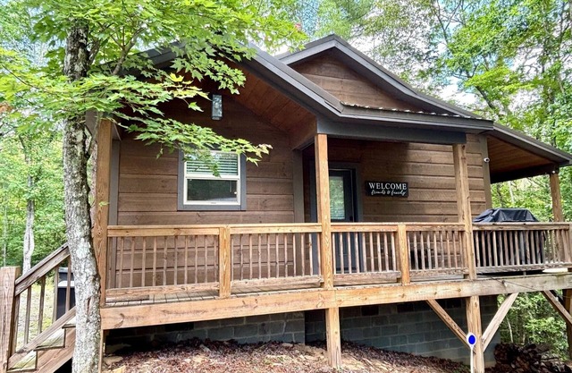 Beautiful Fall Escape Near Downtown Murphy with a Fire Pit & Hot Tub