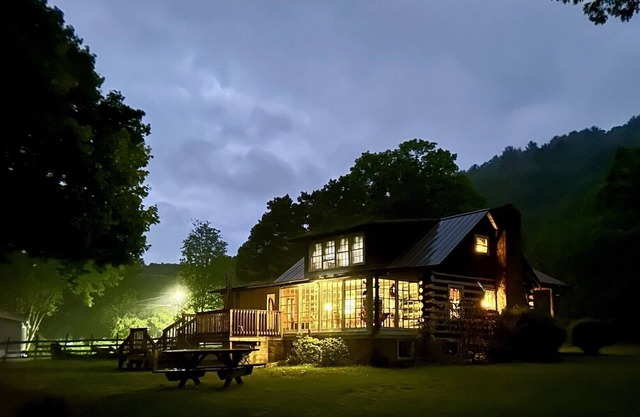 Beautiful fall foilage is here! Off I-77, historic log cabin w antiques/wifi