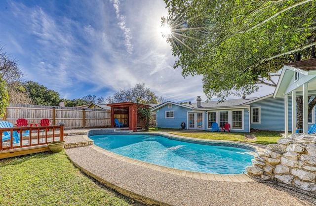 Beautiful, family-friendly home w/ private pool - close to Six Flags!