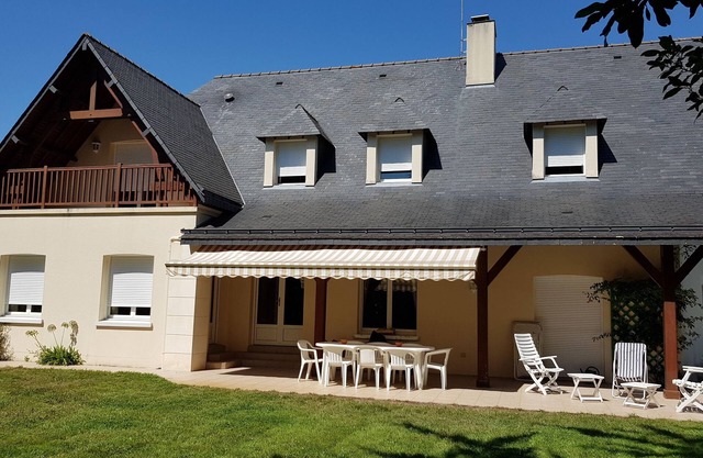 Beautiful family house 100m from the beach with large garden