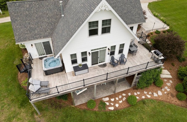 Beautiful farmhouse minutes from downtown Traverse City - Pets Ok