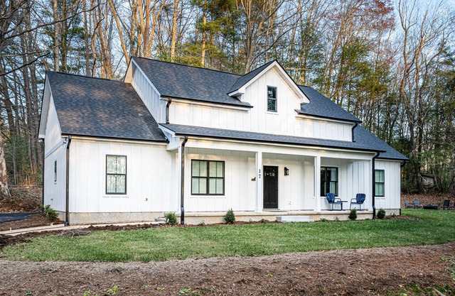 Beautiful Farmhouse with Hot Tub and Fire Pit!