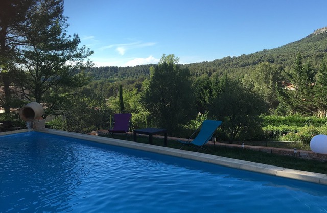 BEAUTIFUL VILLA WITH POOL 10 minutes from Aix en Provence