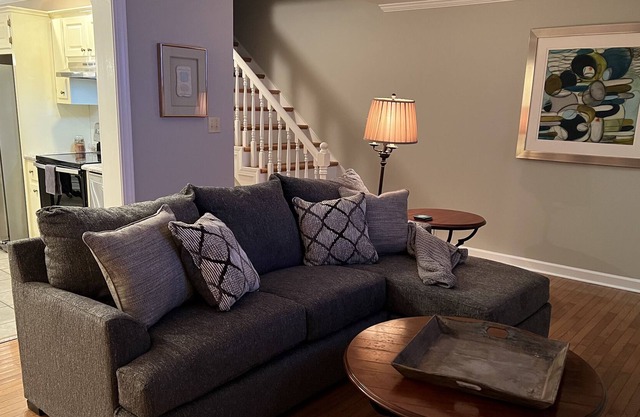 BEAUTIFUL FULLY FURNISHED WELL APPOINTED HOME IN NORTH JACKSON