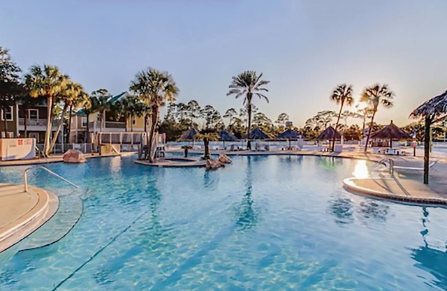 Beautiful Fully Renovated Beach Cottage in the Purple Parrot Resort!
