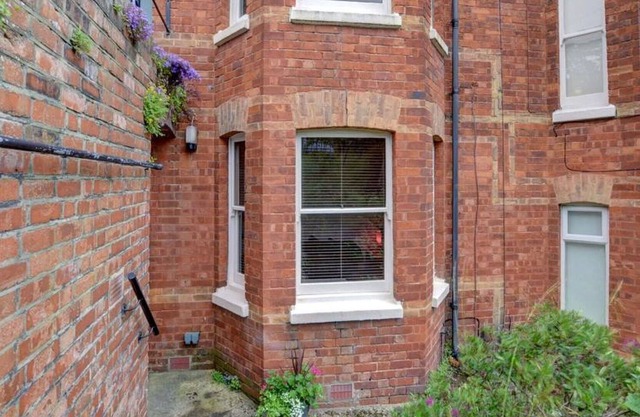 Beautiful apartment for 2 guests with WIFI, TV, patio, pets allowed and parking