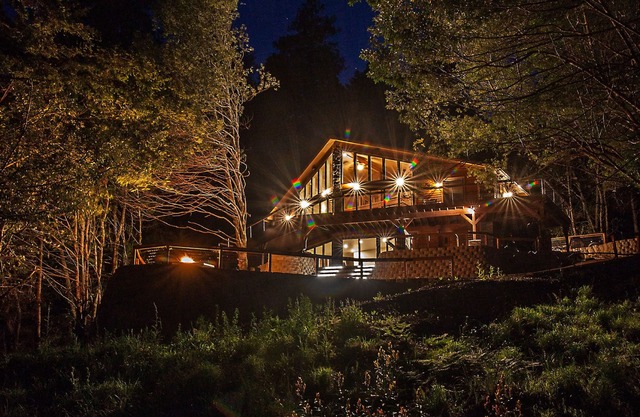 Beautiful Gold Beach Vacation Rental On The Rogue River! Mountains, River & More
