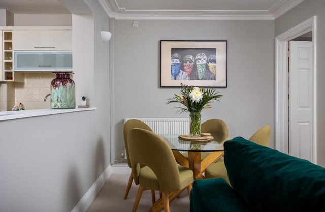 Beautiful Ground Floor Apartment - Next To Cheltenham Ladies College Own Parking