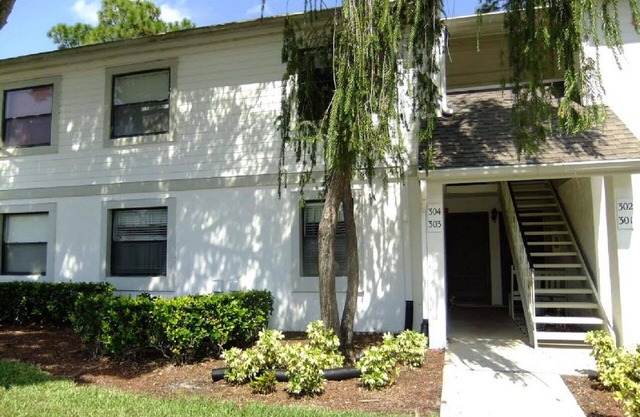 Beautiful Ground Floor Condo. (2 Bed/2 Bath)