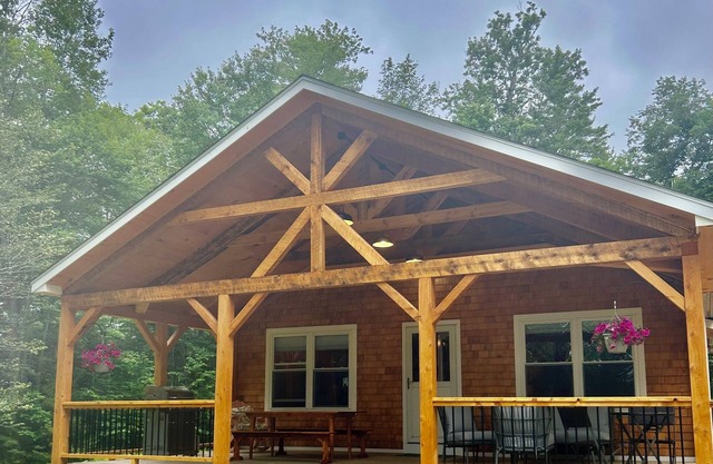 Beautiful Heated Cottage by Pitcher Pond - 3 gorgeous acres - Sleeps 4