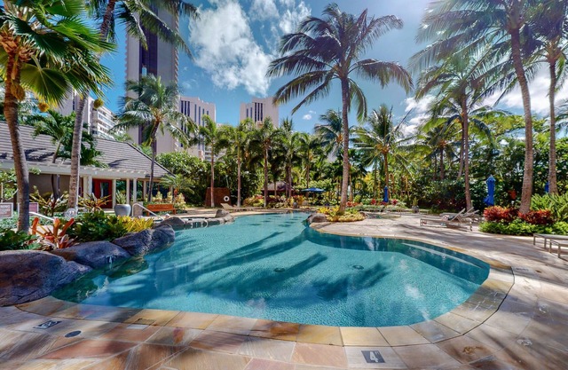 Beautiful Hi-Rise Luxury Condominium in Waikiki