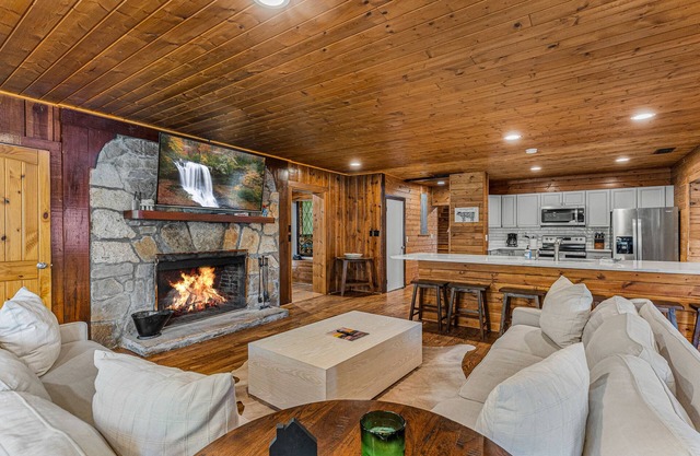 Beautiful Highlands Cabin 5 minutes to town!