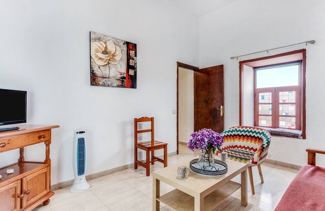 Beautiful Holiday Home “Casa del Cuartel I” with Wi-Fi, Terrace & Courtyard