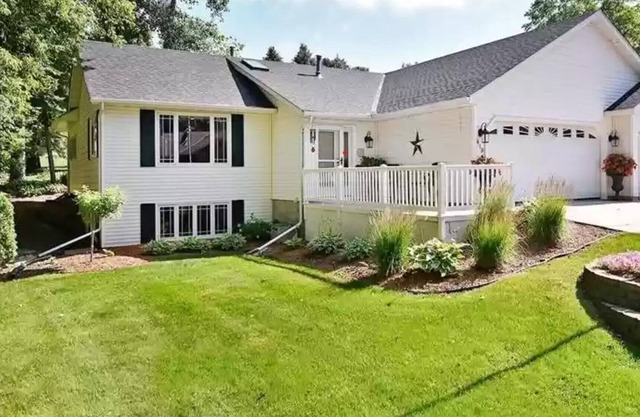 Beautiful home 1 minute from Shattuck St. Mary's school!