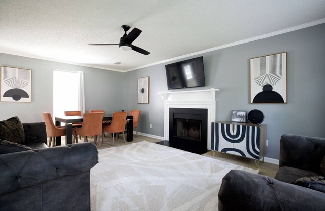 Beautiful home 2 Miles from Harbison Blvd- 5 mins from Lake Murray! Pet-Friendly