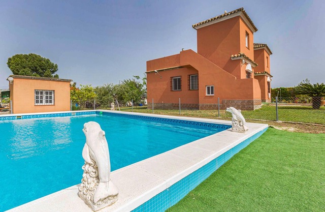 Beautiful home in Arahal with WiFi