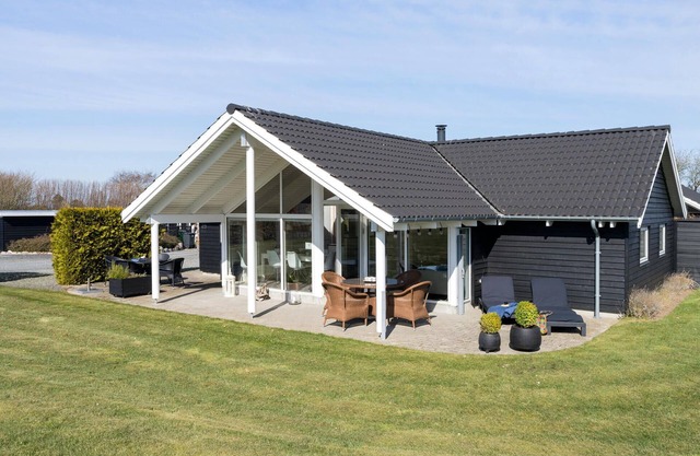 Beautiful home in Bogense with WiFi