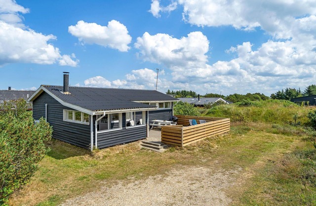 Beautiful home in Hvide Sande with WiFi