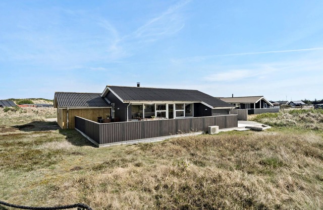 Beautiful home in Hvide Sande with WiFi