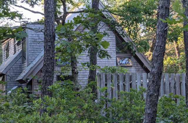 Beautiful Home in National Seashore Woods! Walk to Newcomb Hollow or Gull Pond