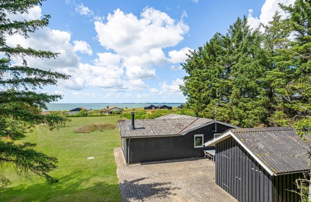 Beautiful home in Spøttrup with kitchen