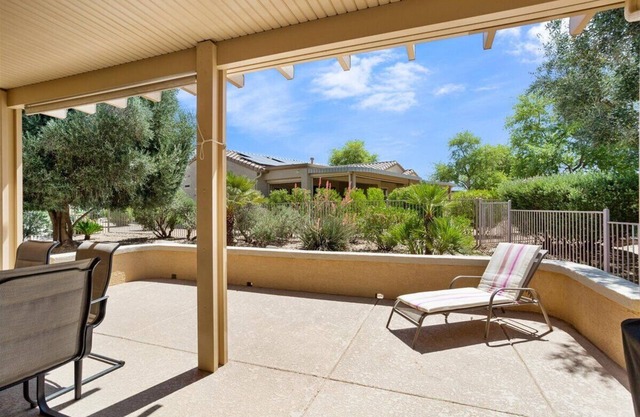 BEAUTIFUL HOME IN "THE GRAND" PREVIOUSLY CALLED SUN CITY GRAND! SNOWBIRDS