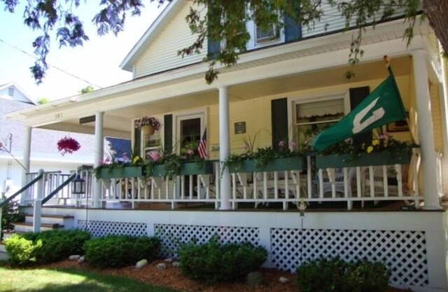 Beautiful home in Downtown Harbor Springs a few blocks from the beach
