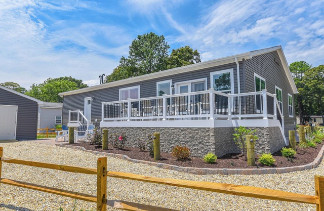 Beautiful home - marina, beach, pools, family, pets!