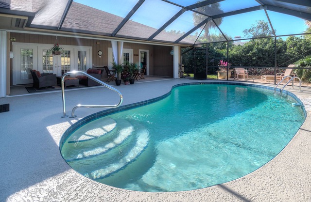 Beautiful home, Oceanside Castaway Cove- steps to the beach!