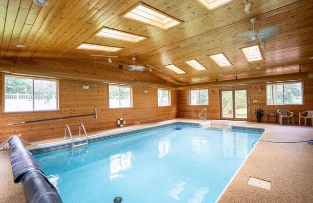 Beautiful home on the Lake. Indoor Pool. Private Pier and a mile from Ski Hill