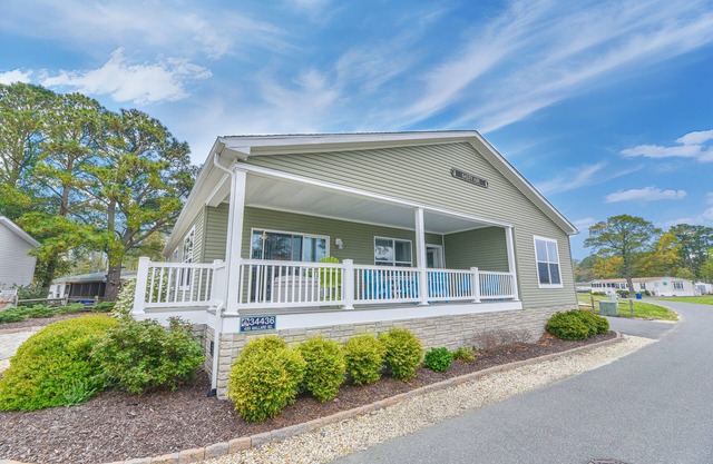 Beautiful home, private beach, pools, pet friendly!