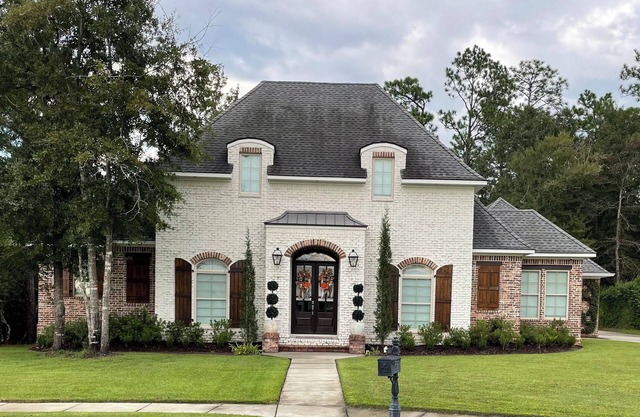 Beautiful home w pool and jacuzzi, nestled in upscale neighborhood