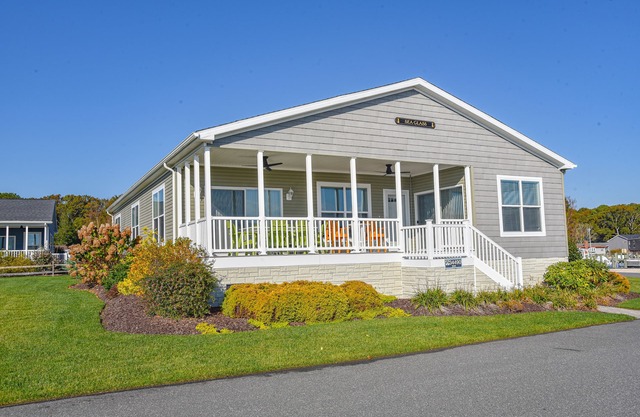 Beautiful home-waterfront, beach, pools, family fun & pets!
