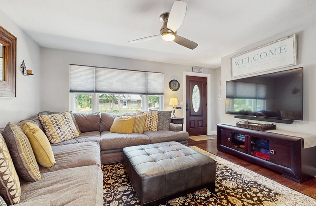 Beautiful home with entertainment - near golf courses & Pleasant Bay