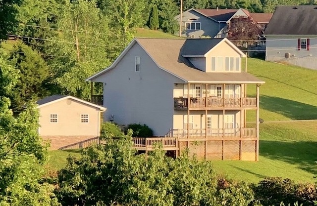 Beautiful Home with Spectacular Views of Dale Hollow Lake