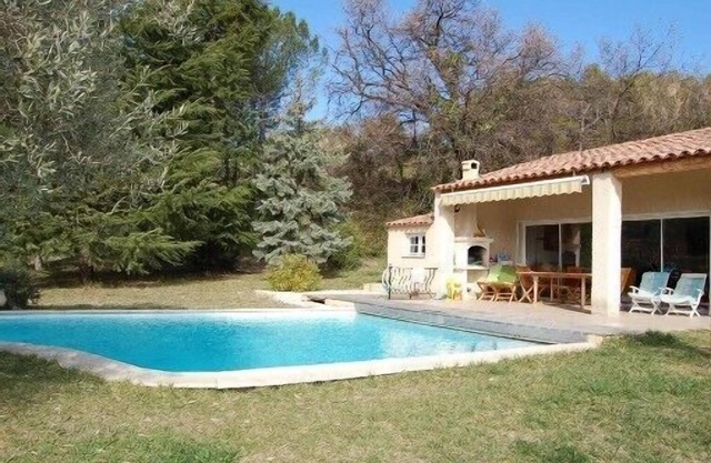 Beautiful house with swimming pool, superb view on Mont Ventoux and old town
