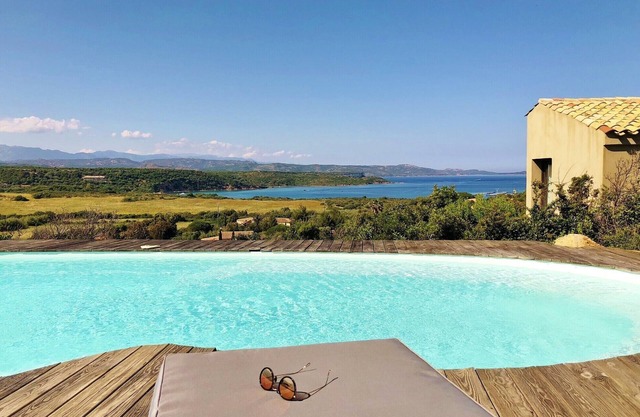 Beautiful house 8 people facing the Gulf of Sant'Amanza with swimming pool