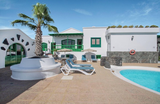 Beautiful House “Apartamento Karine” with Shared Pool and Wifi