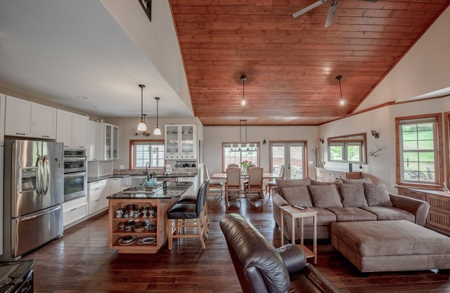 Beautiful house and private apartment, hot tub & sauna, 6 miles from Hood River!