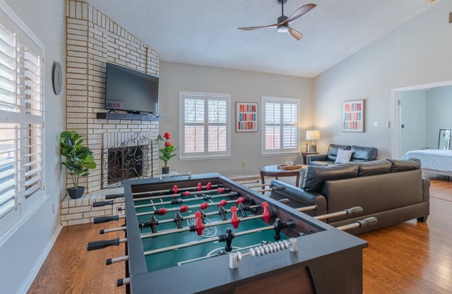 Beautiful House in a peaceful neighborhood w\ Patio, Yard, BBQ and POOL