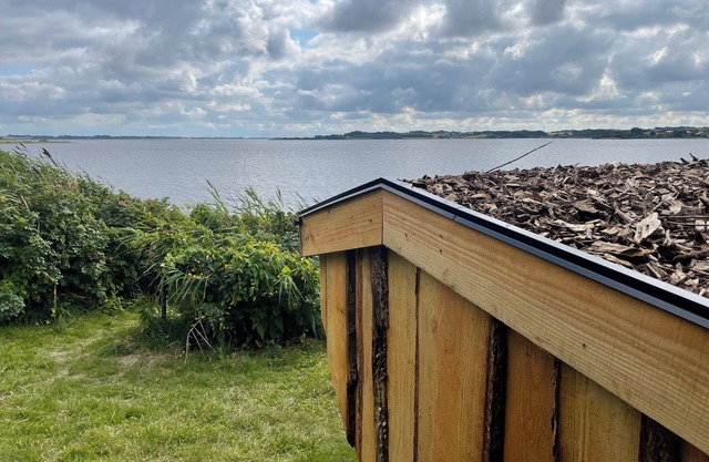Beautiful house of 45 m2 in the first row facing the Limfjord .